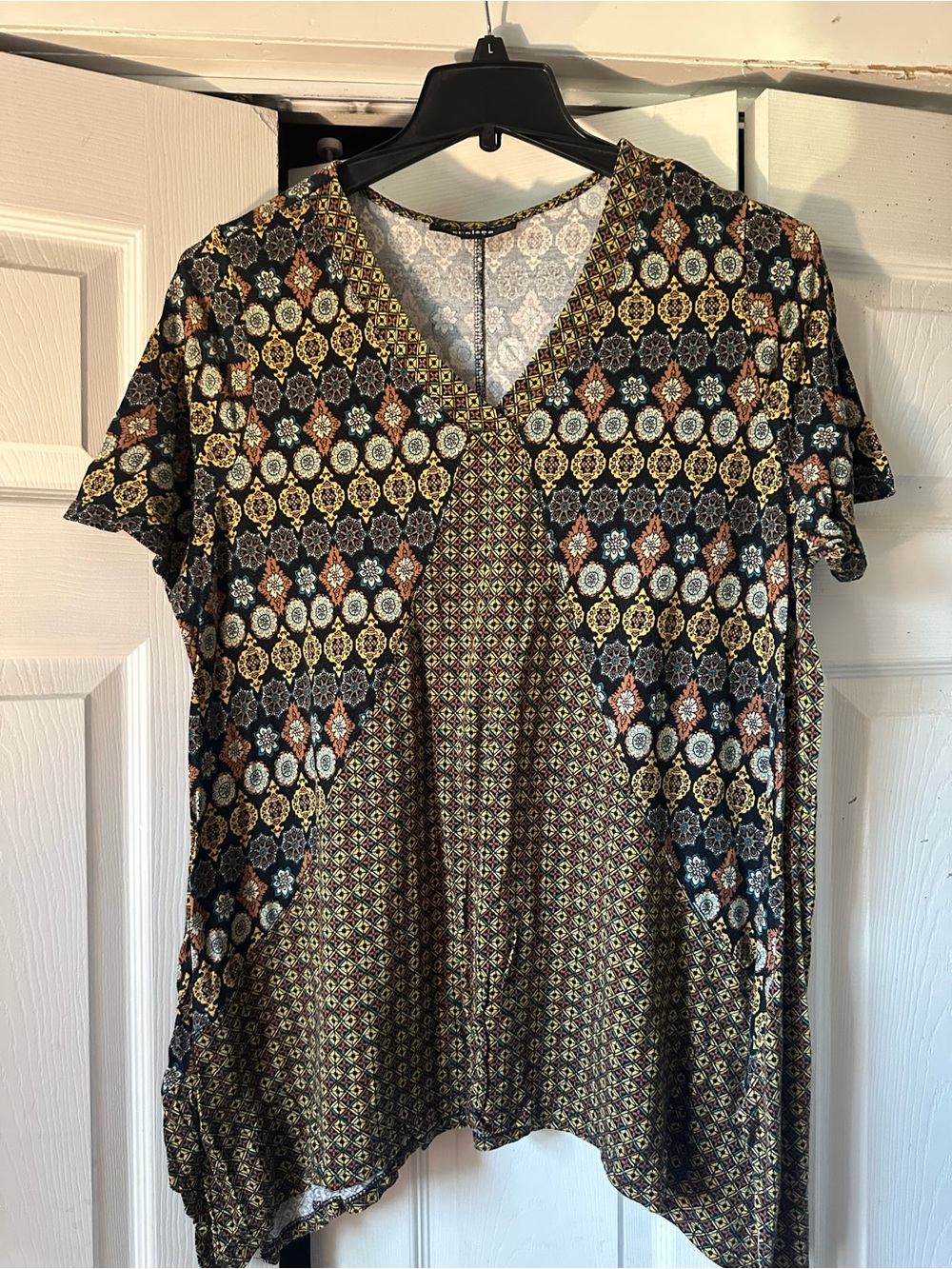 Women's V-Neck Short Sleeve Geometric Print Tunic - Black/Gold